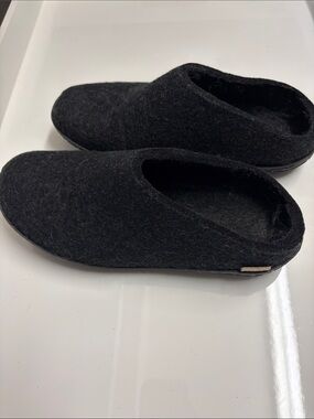 Black Felt Slip-On Loafers — Comfort Indoor/Outdoor